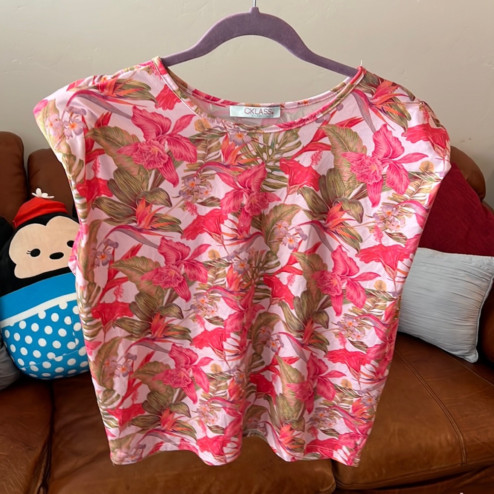 🍀 5 x $15🍀 CKLASS blouse with shoulder pads. Size M